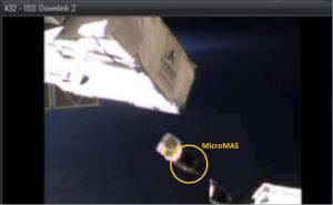 Satelliten släpps ut från ISS.